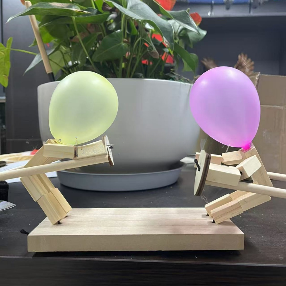 Interaktives Holz-Fechtspielzeug-Set mit Ballonspiel
