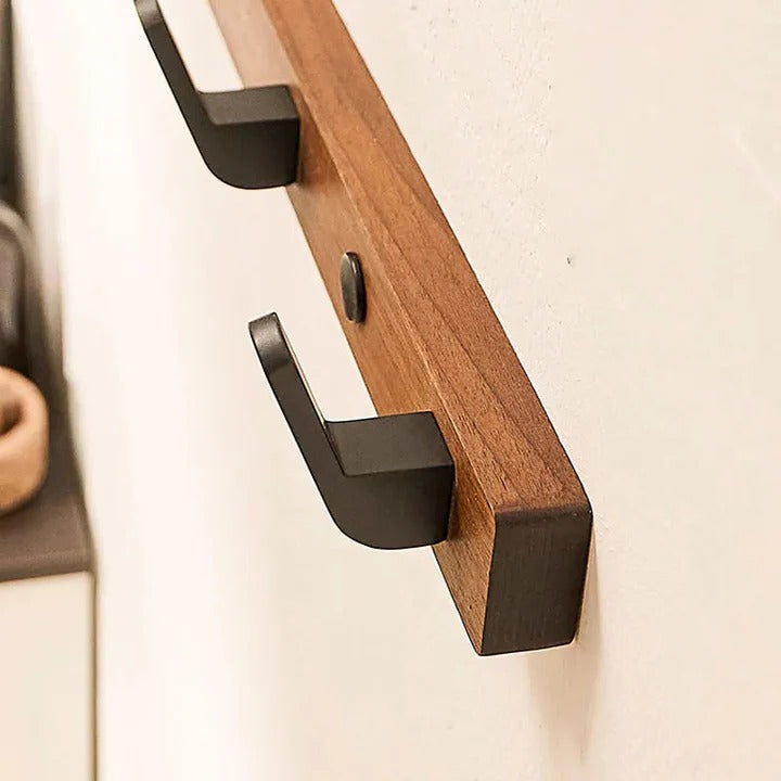 Minimalistischer Wandgarderobenhaken mit Garderobenhalter aus Holz und Metall