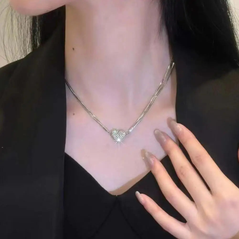 Halskette mit magnetischem Herzanhänger