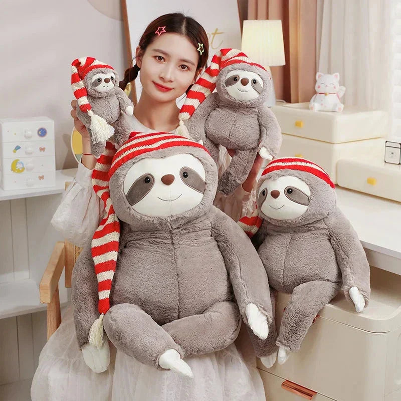Brehn | Kawaii Weihnachtsfaultier Plüsch mit gestreiftem Hut