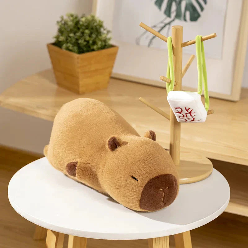 Brehn | Schlafende Capybara mit Mahjong-Rucksack Plüschspielzeug