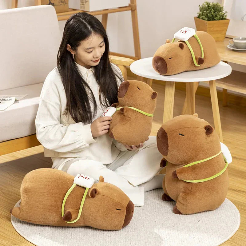 Brehn | Schlafende Capybara mit Mahjong-Rucksack Plüschspielzeug