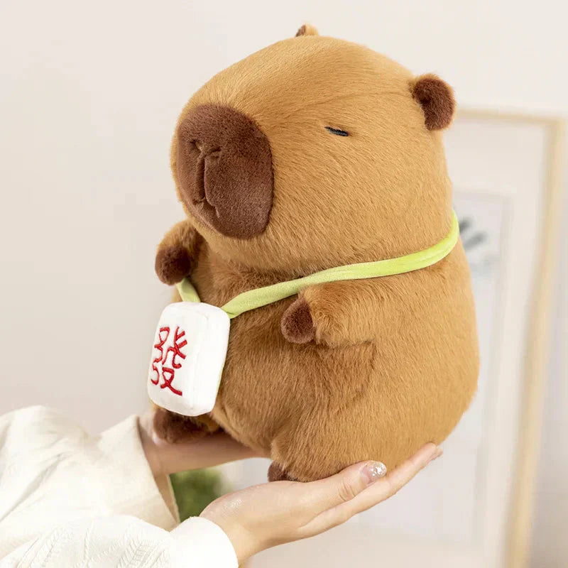 Brehn | Schlafende Capybara mit Mahjong-Rucksack Plüschspielzeug