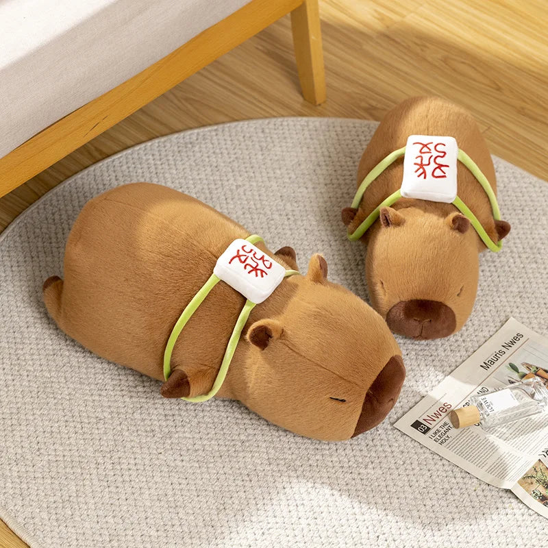 Brehn | Schlafende Capybara mit Mahjong-Rucksack Plüschspielzeug
