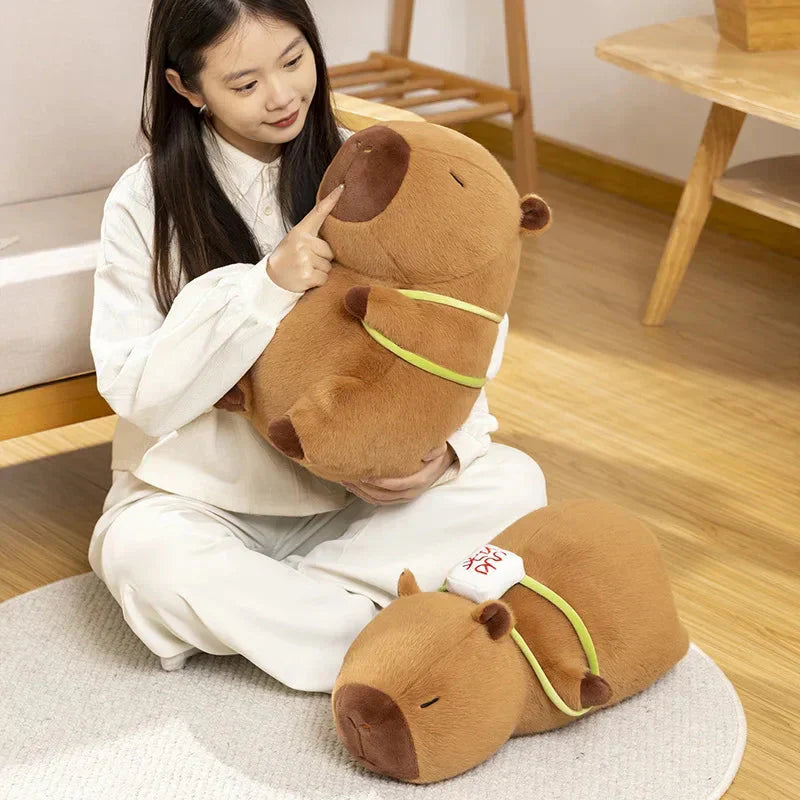 Brehn | Schlafende Capybara mit Mahjong-Rucksack Plüschspielzeug