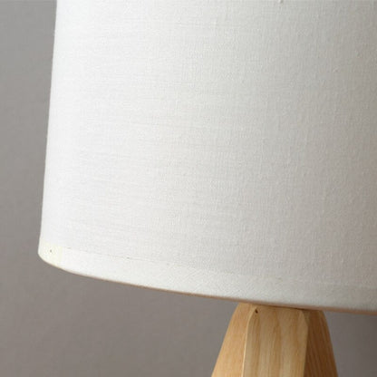 Skandinavische Holz-Dreibein-Nachttischlampe mit weißem Schirm | Brehn