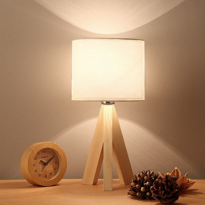 Skandinavische Holz-Dreibein-Nachttischlampe mit weißem Schirm | Brehn