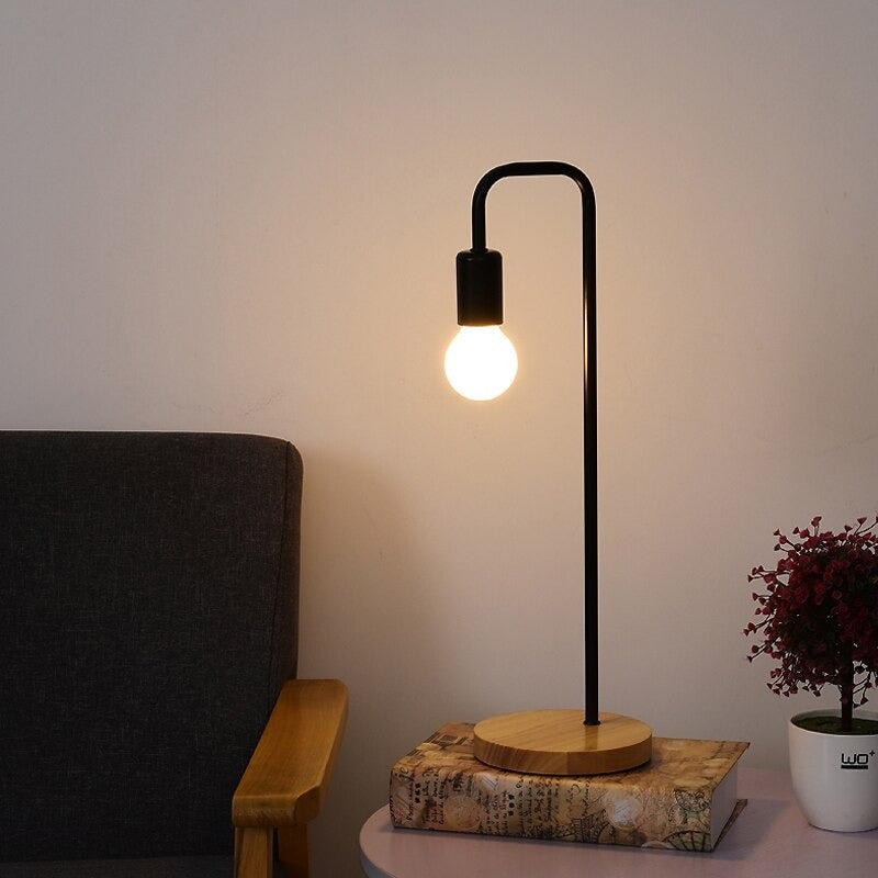 Edison Industrial Nachttischlampe mit Holzfuß und Metallkörper | Brehn