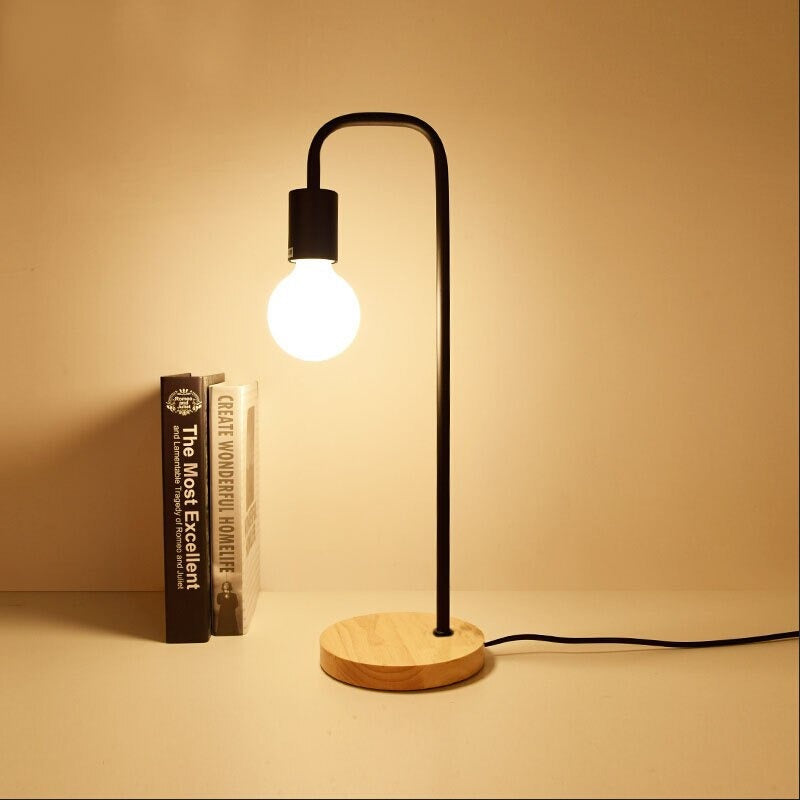 Edison Industrial Nachttischlampe mit Holzfuß und Metallkörper | Brehn