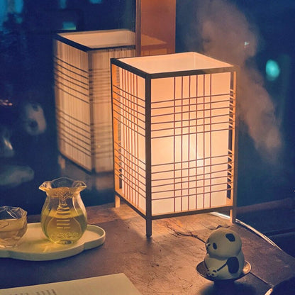 Japanische quadratische Nachttischlampe mit Stoffschirm und Mustern | Brehn