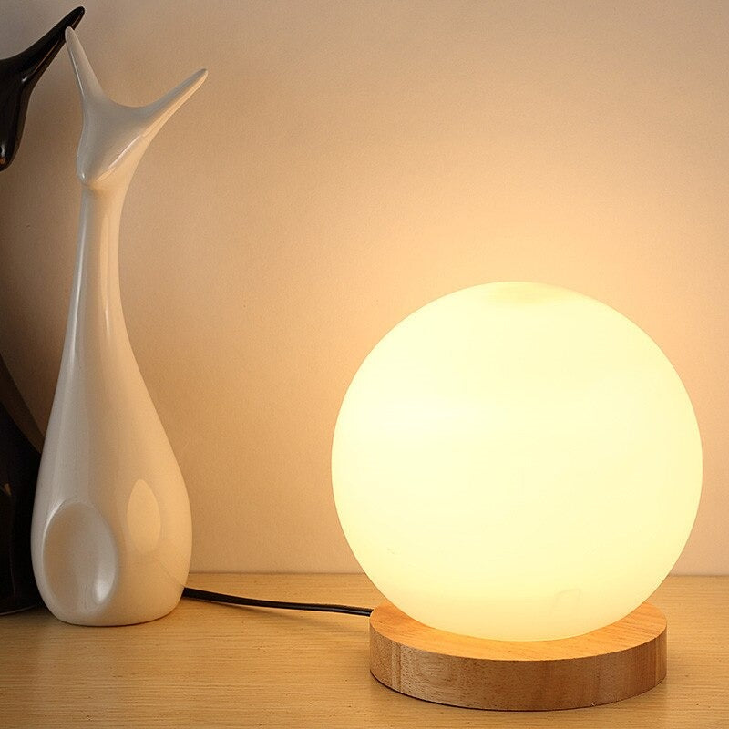 Runde LED Nachttischlampe mit satinierter Glasschirm und Holzsockel | Brehn