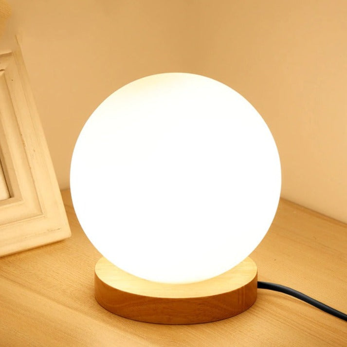 Runde LED Nachttischlampe mit satinierter Glasschirm und Holzsockel | Brehn