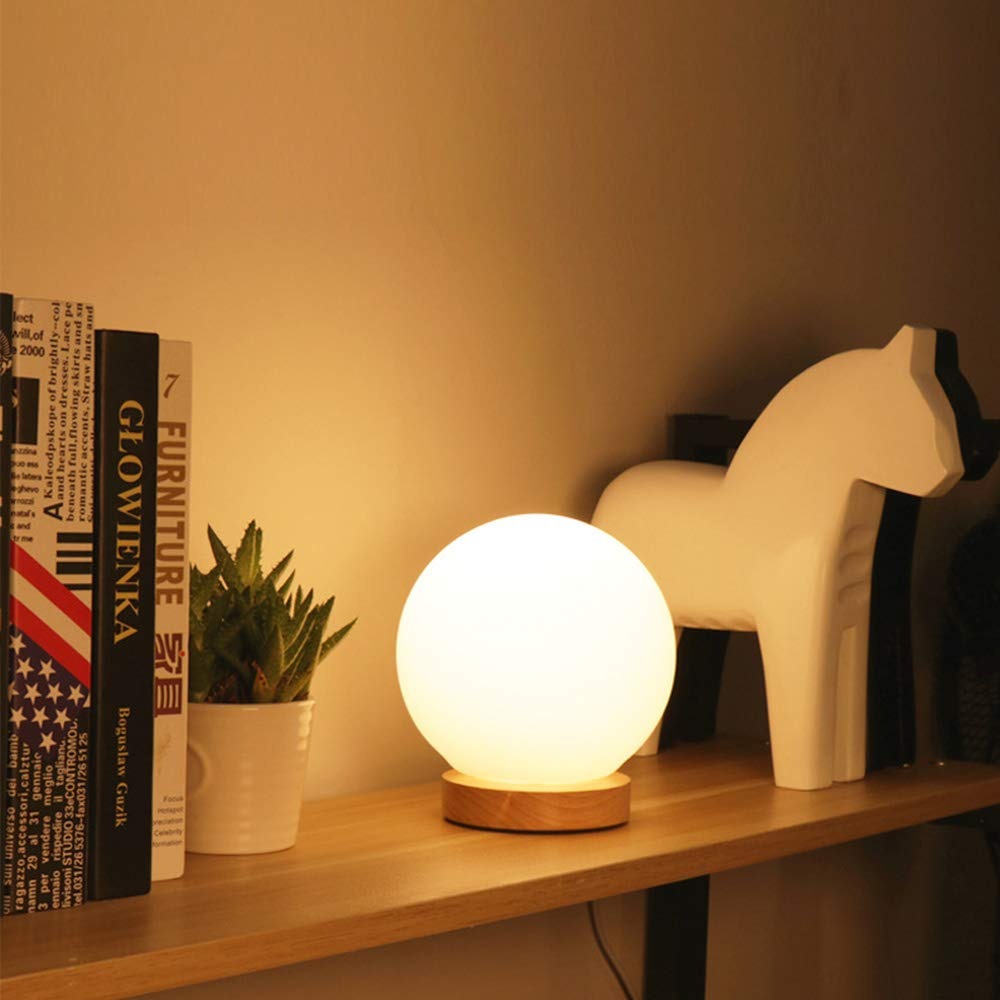 Runde LED Nachttischlampe mit satinierter Glasschirm und Holzsockel | Brehn