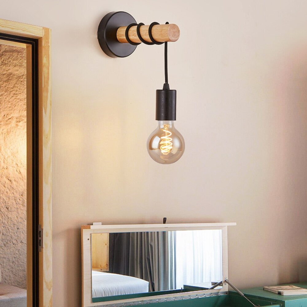 Schwarze industrielle Wand-Nachttischlampe mit Holzsockel | Brehn