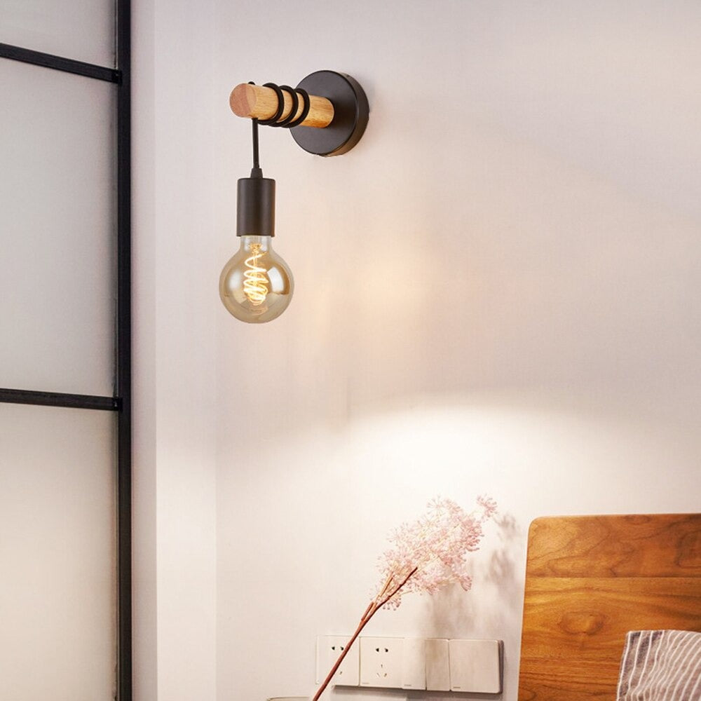 Schwarze industrielle Wand-Nachttischlampe mit Holzsockel | Brehn