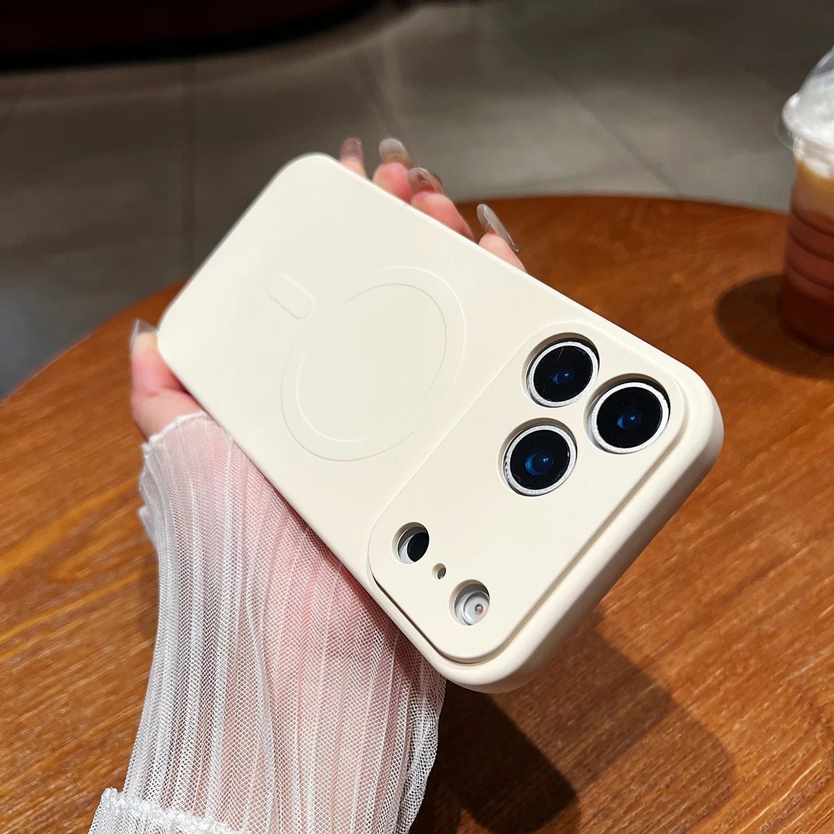 MAGNASOFT – Magnetische Silikonhülle für iPhone 17-Serie