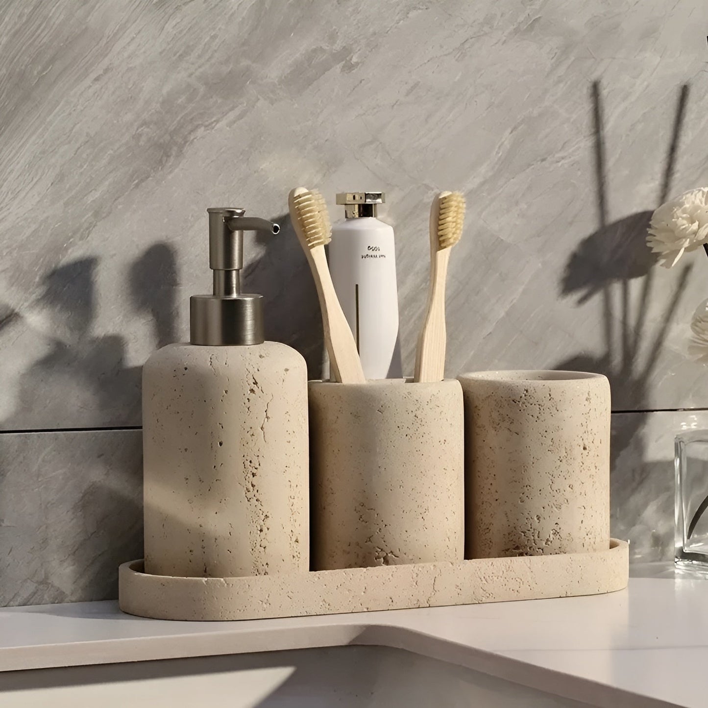Zahnbürstenhalter aus Naturstein – mit Seifenspender und Ablage | Elegante Badaccessoires aus Travertin