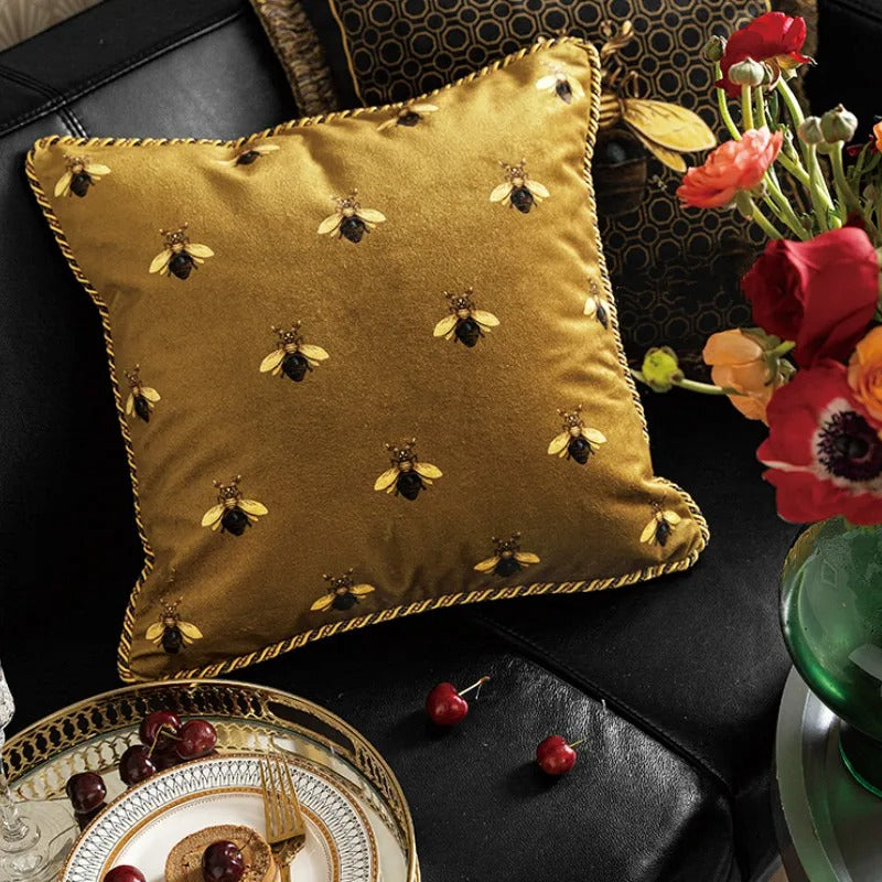 Brehn | Luxuriöse goldene Kissenhülle mit Bienenmotiv für elegante Innenräume