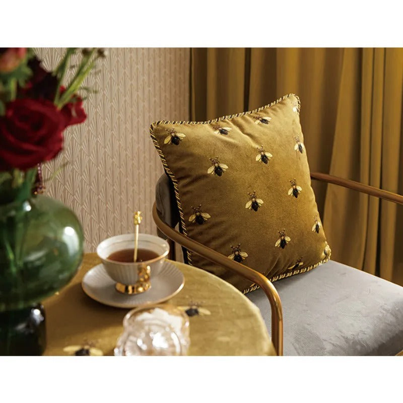 Brehn | Luxuriöse goldene Kissenhülle mit Bienenmotiv für elegante Innenräume
