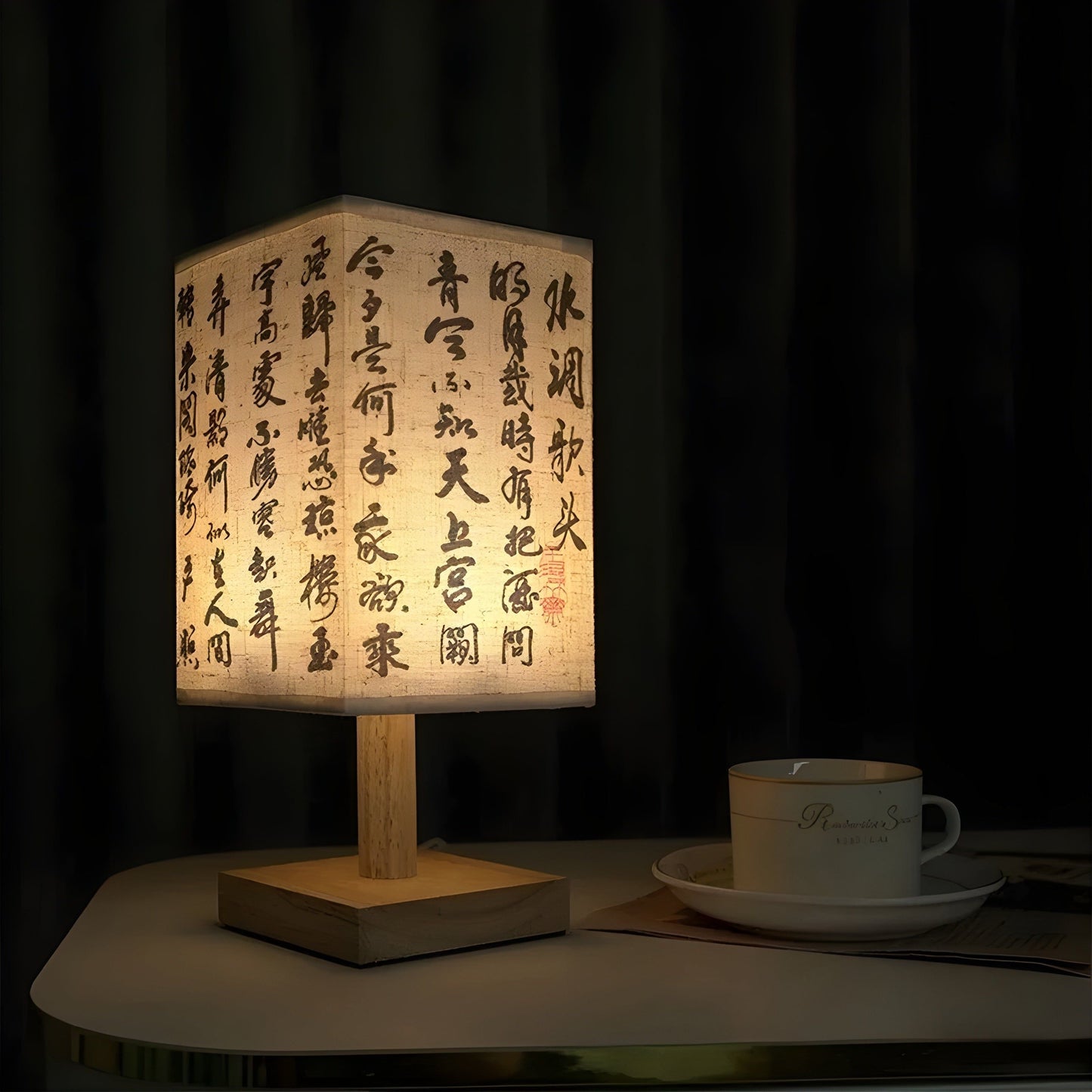 SerenityGlow Lampe – Moderne LED-Lampe im chinesischen Stil mit Stoffbezug