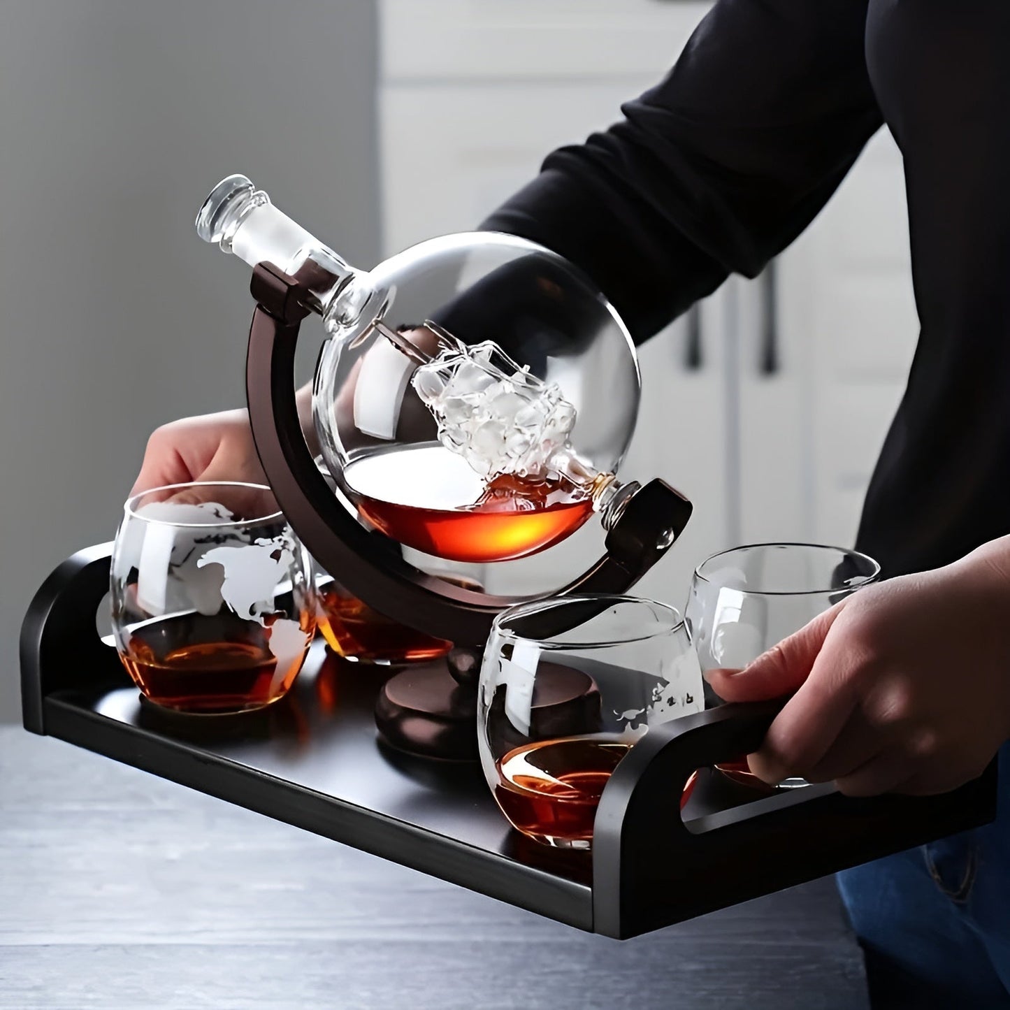 Whisky-Dekanter-Set in Globusform – bleifreie Karaffe mit Holzständer | Inklusive 2 Whiskygläsern