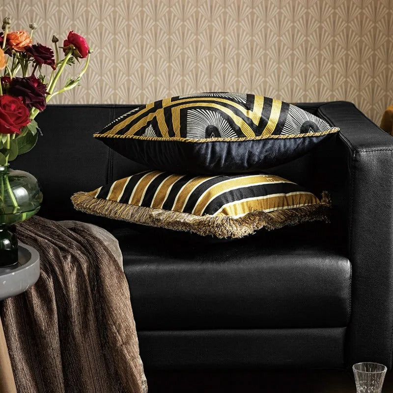 Brehn | Luxuriöse goldene Kissenhülle mit Bienenmotiv für elegante Innenräume