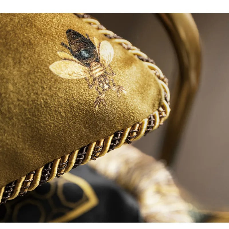 Brehn | Luxuriöse goldene Kissenhülle mit Bienenmotiv für elegante Innenräume