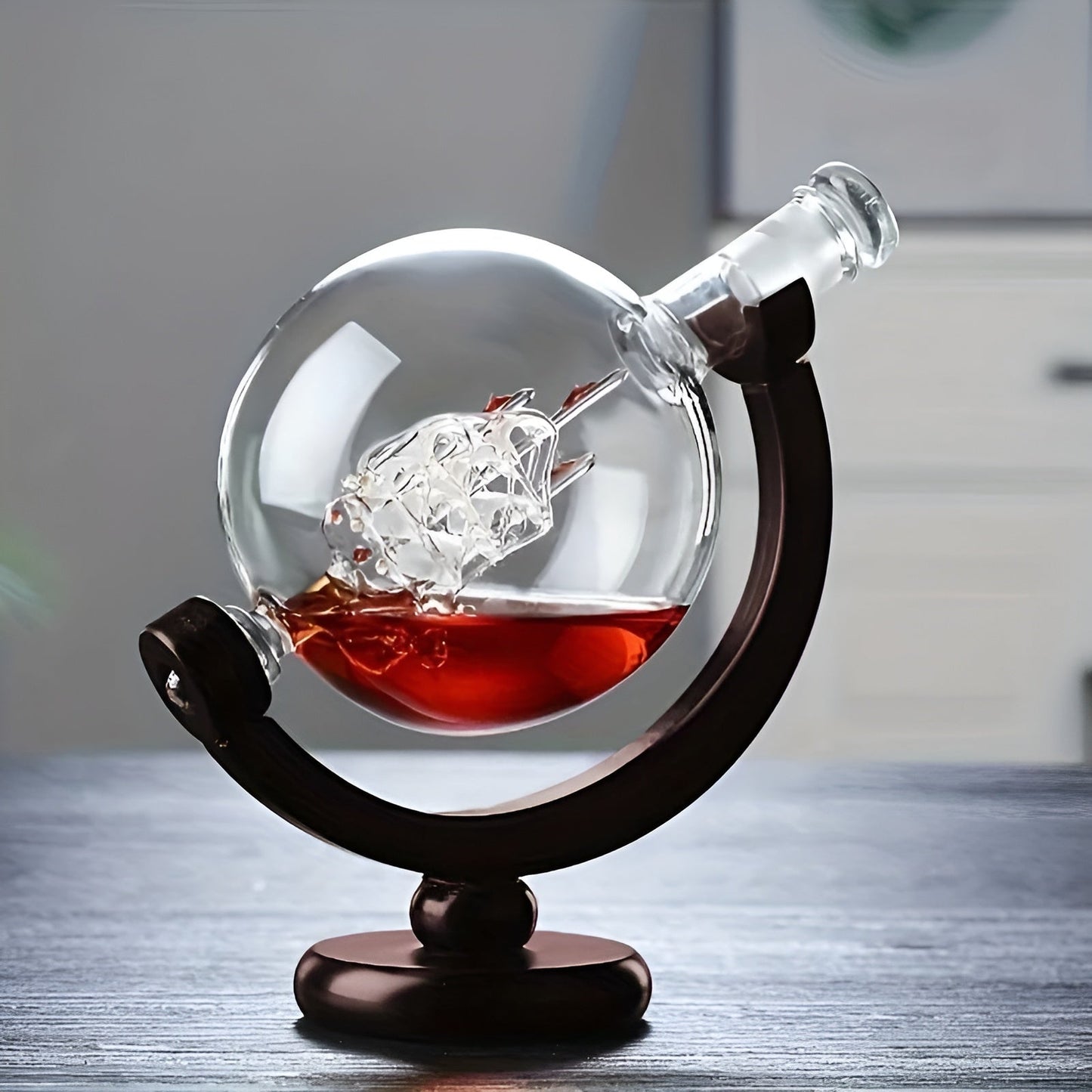 Whisky-Dekanter-Set in Globusform – bleifreie Karaffe mit Holzständer | Inklusive 2 Whiskygläsern
