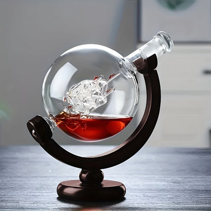 Whisky-Dekanter-Set in Globusform – bleifreie Karaffe mit Holzständer | Inklusive 2 Whiskygläsern
