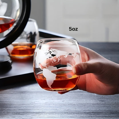 Whisky-Dekanter-Set in Globusform – bleifreie Karaffe mit Holzständer | Inklusive 2 Whiskygläsern