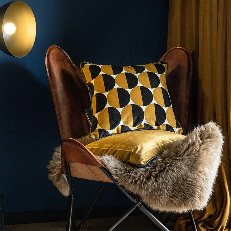 Brehn | Luxuriöse goldene Kissenhülle mit Bienenmotiv für elegante Innenräume