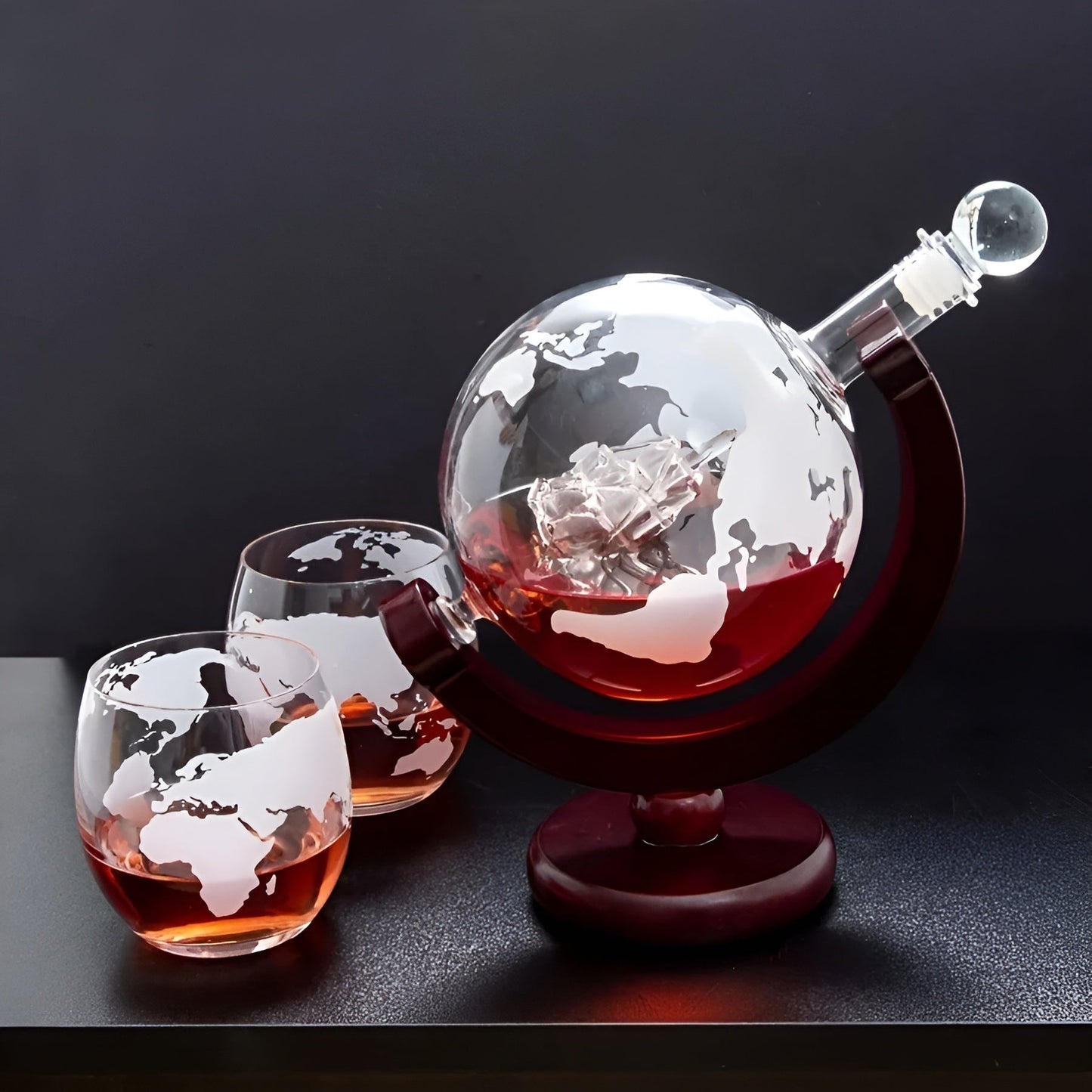 Whisky-Dekanter-Set in Globusform – bleifreie Karaffe mit Holzständer | Inklusive 2 Whiskygläsern