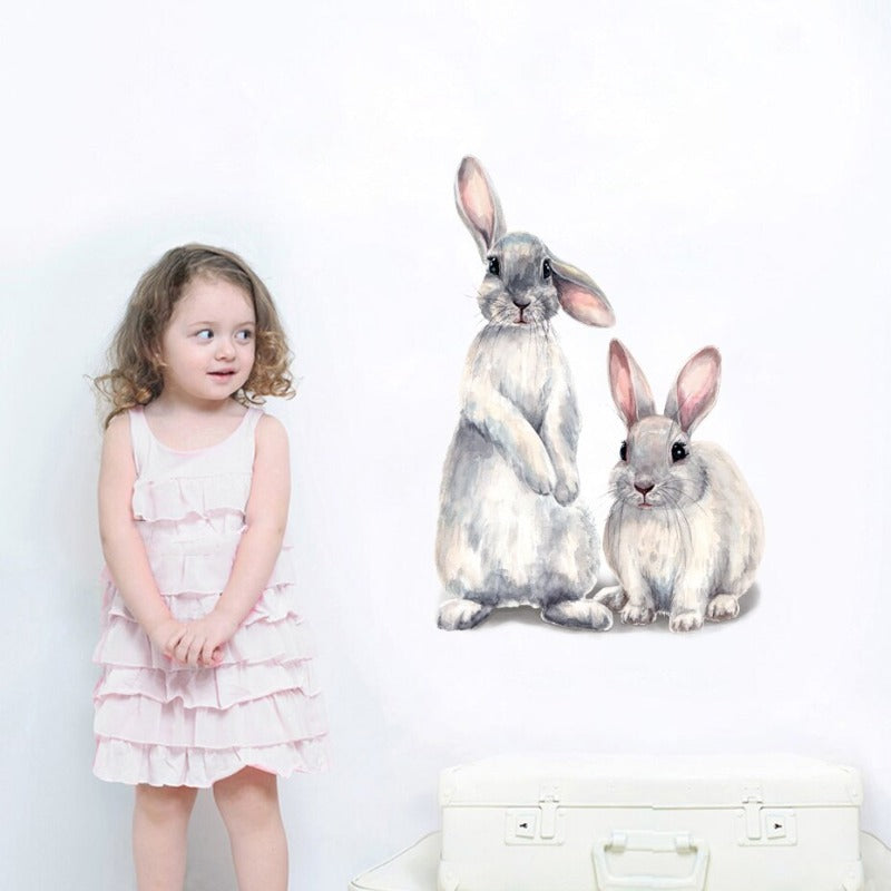 Aquarell-Wandtattoo mit grauen Babykaninchen und Blumenmuster – abnehmbar