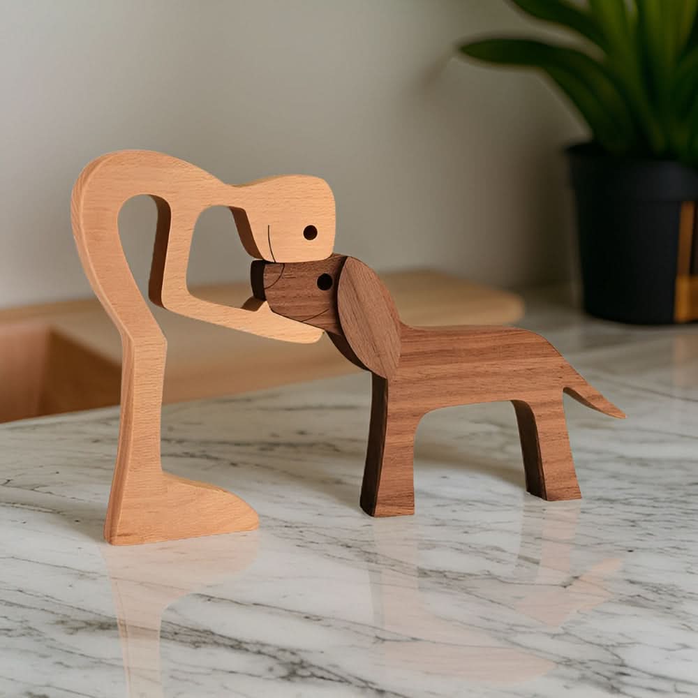 Handgefertigte Holzfigur von Hund und Mensch