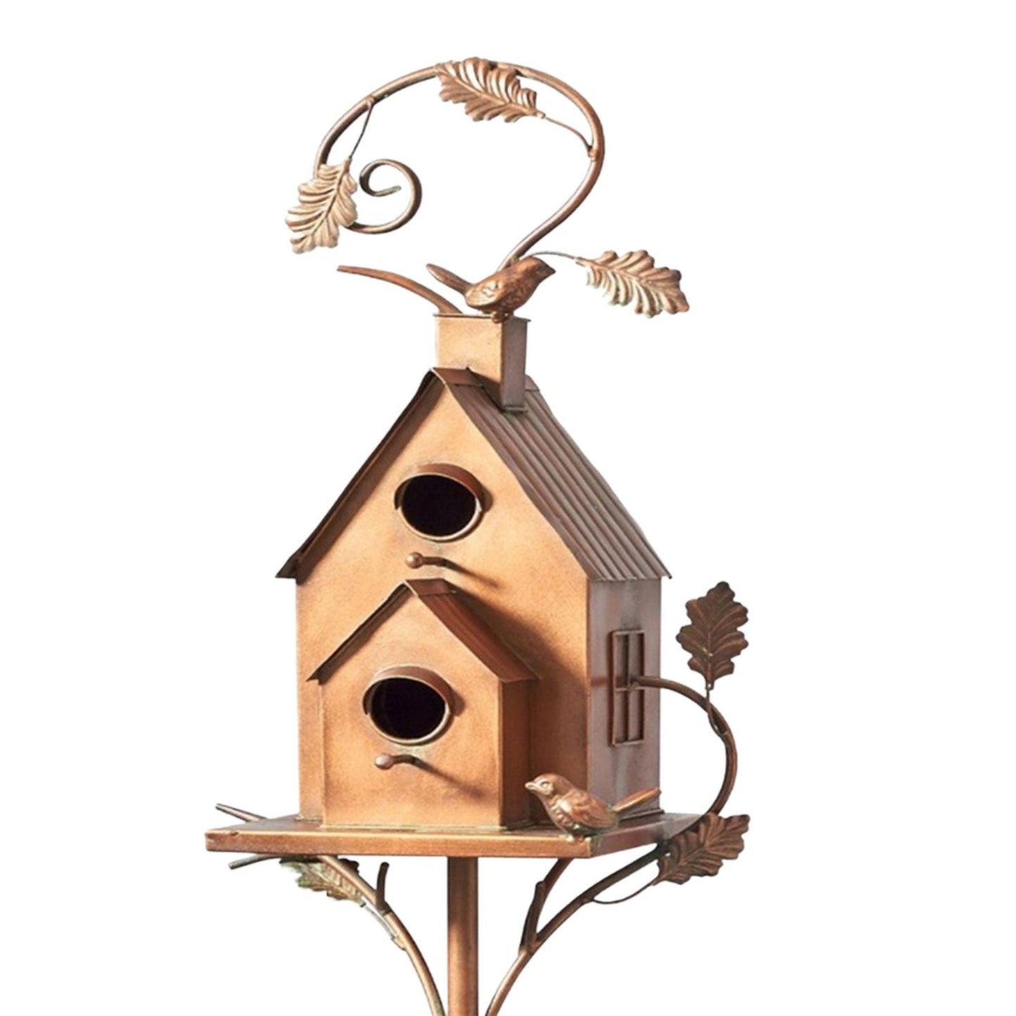 Vogelhaus aus Metall auf Gartenpfahl