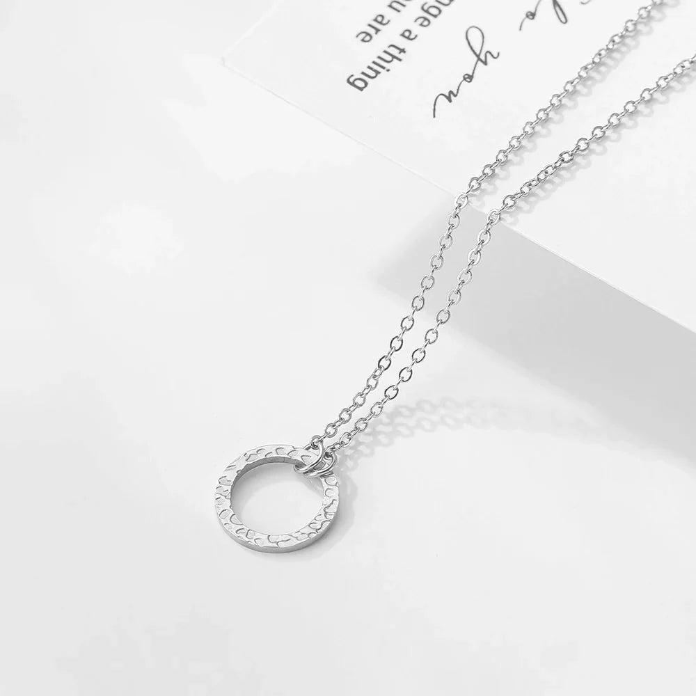 Brehn | Minimalistische Texturierte Kreis-Halskette