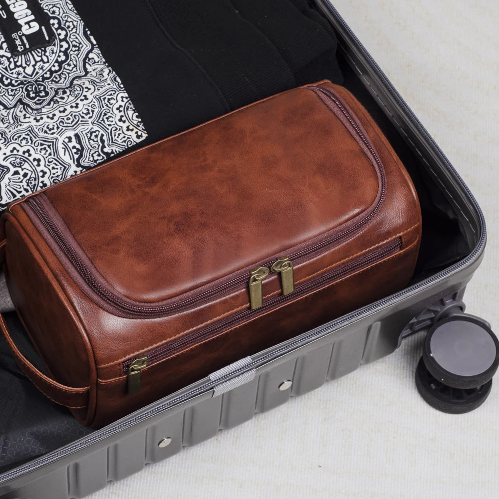 Brehn | Premium Leder-Kulturbeutel | Dreilagiges Wasserabweisendes Design | Integrierter Metallhaken zum Aufhängen | 25x13x13 cm | Kompakter Travel-Organizer mit Schnellzugriffsfach
