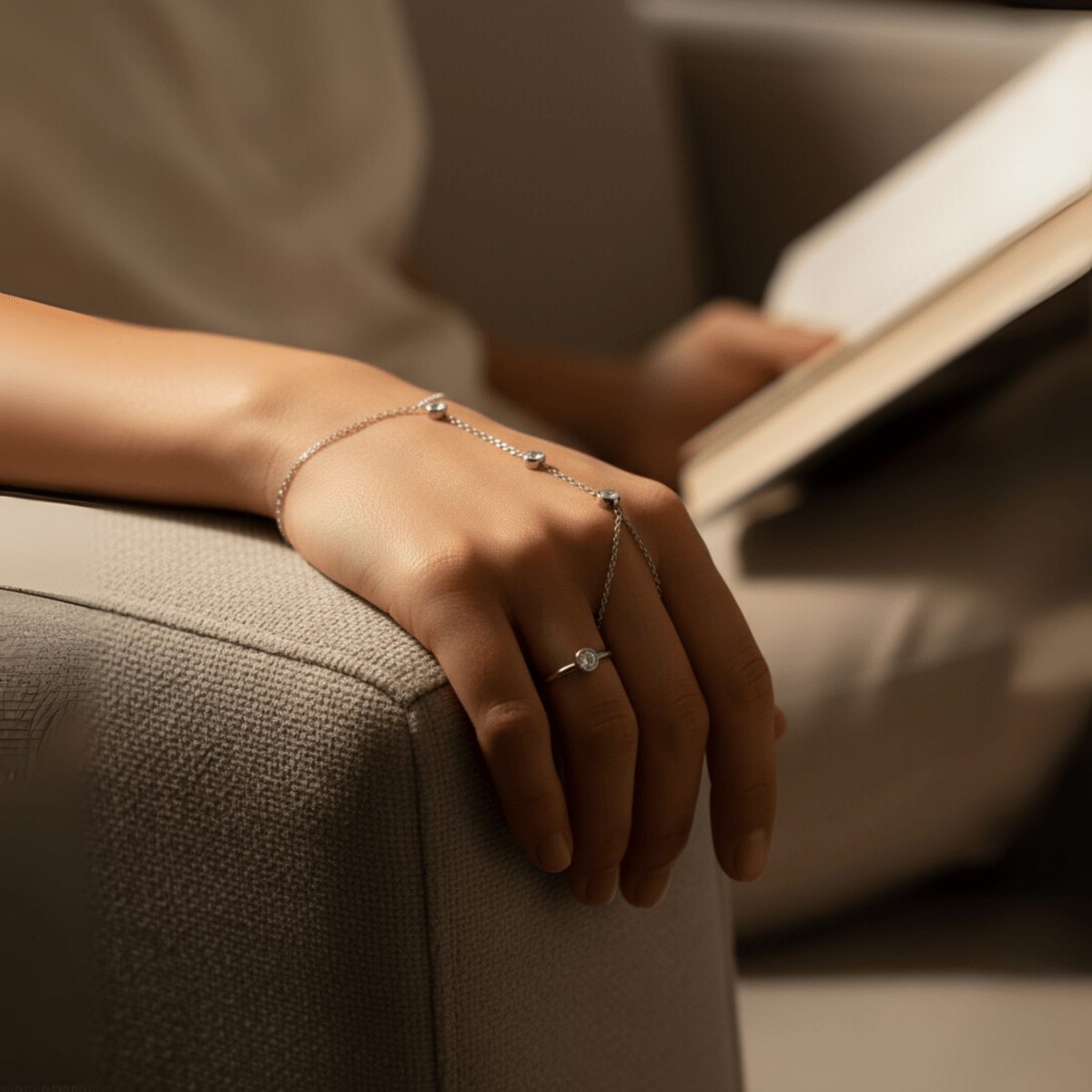 PalmGrace – Verstellbares Fingerring-Armband mit strahlenden Kristallen
