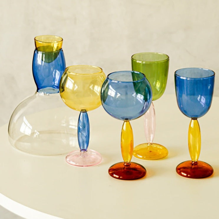 Kelch und Karaffe aus gefärbtem Glas von Phillips
