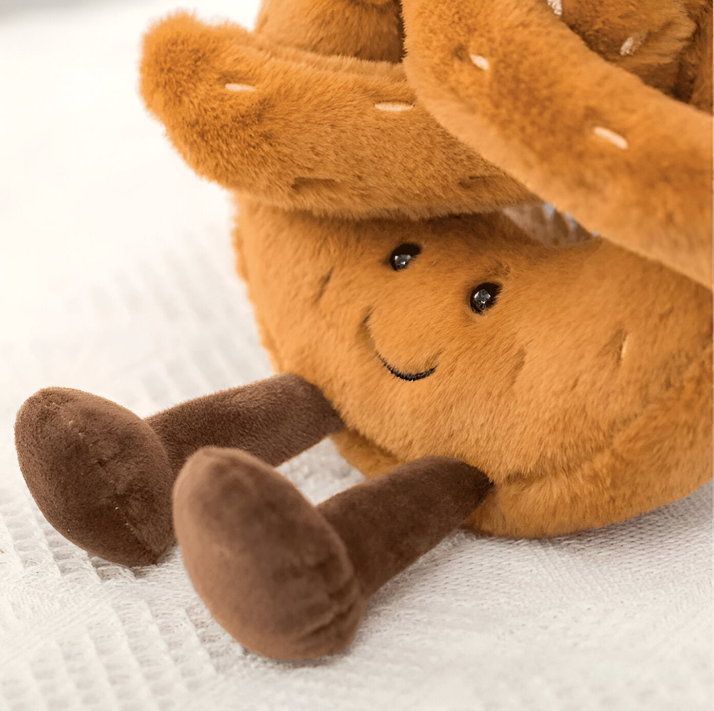 Plüschbrezel – Weiches Kuschelkissen im Frühstücksdesign