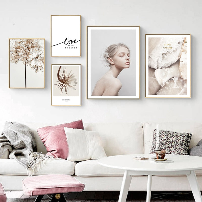 Moderne nordische Blumendrucke „Liebe ist die Antwort“ – Leinwandbild