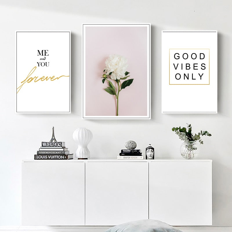 Modernes Wandbild mit rosa Blumen, grünen Blättern und Schriftzug - Leinwandbild