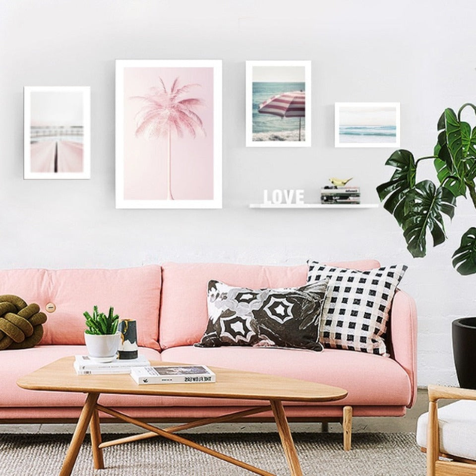 Erfrischende Meereslandschaft mit rosa Kokospalme – Leinwandbild