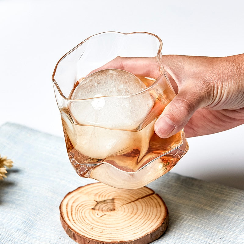 Whiskyglas-Set mit verzerrter Textur