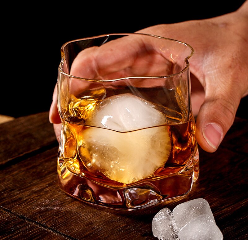Whiskyglas-Set mit verzerrter Textur