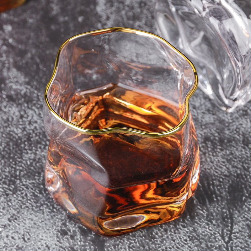 Whiskyglas-Set mit verzerrter Textur