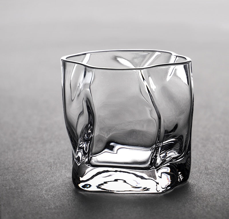 Whiskyglas-Set mit verzerrter Textur