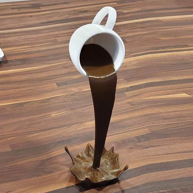 Schwebende verschüttete Kaffeetasse Dekor | Brehn