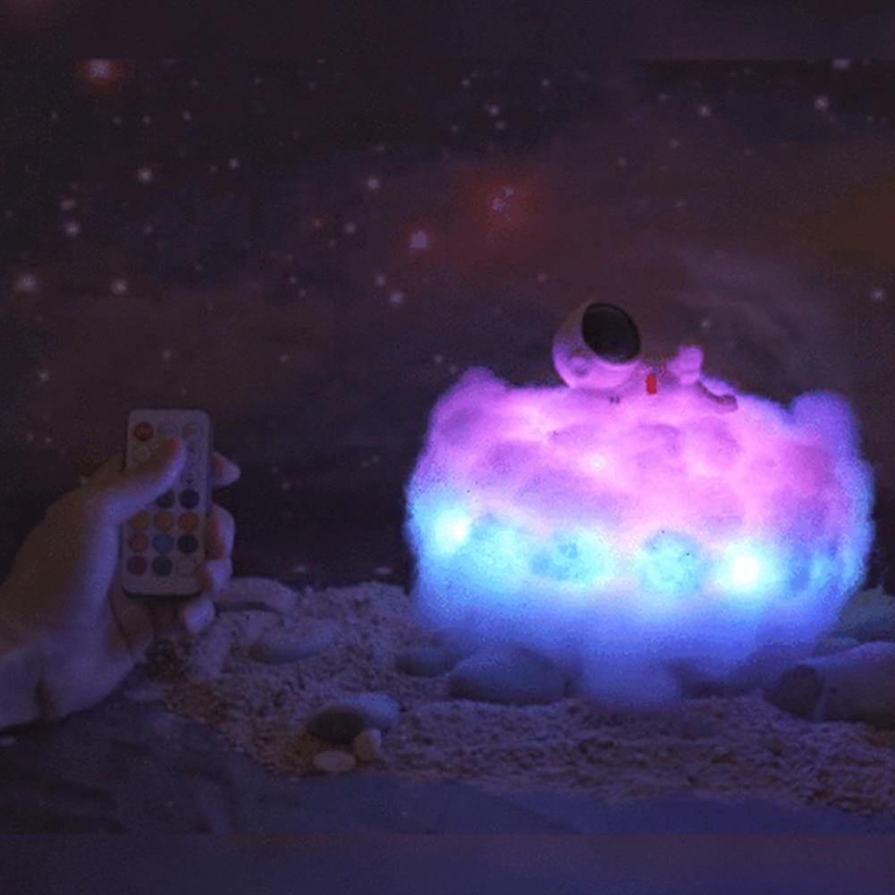 Astronaut Bunte Wolken Nachtlicht