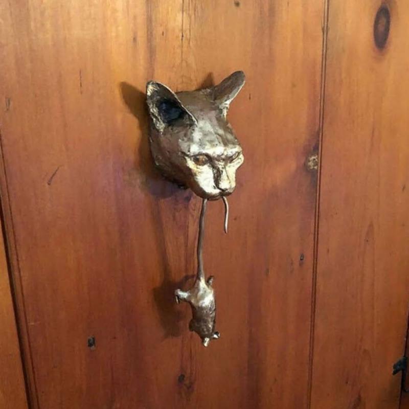 Kreativer Türklopfer aus Metall mit Katzen- und Mausmotiv